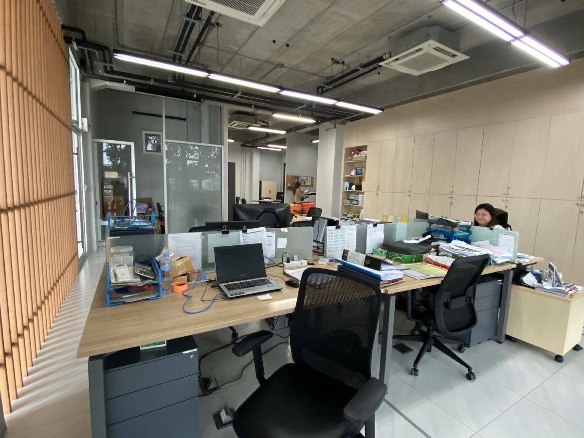 For SaleOfficePathum Thani,Rangsit, Thammasat : Selling office+6 rai of land warehouse, next to the Lam Luk Ka Expressway (Tor. 9), Pathum Thani Province, excellent location (negotiable price)