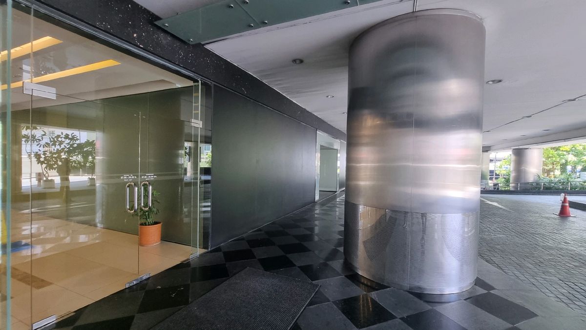 For RentRetail SpaceWitthayu, Chidlom, Langsuan, Ploenchit : BTS Ploenchit, rent a large space for opening a shop. owner for consider every business. G floor 1007 sq.m.,  