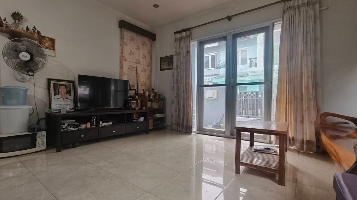 For SaleTownhomePathum Thani,Rangsit, Thammasat : Corner townhouse, large area with koi pond, can park up to 4 cars.