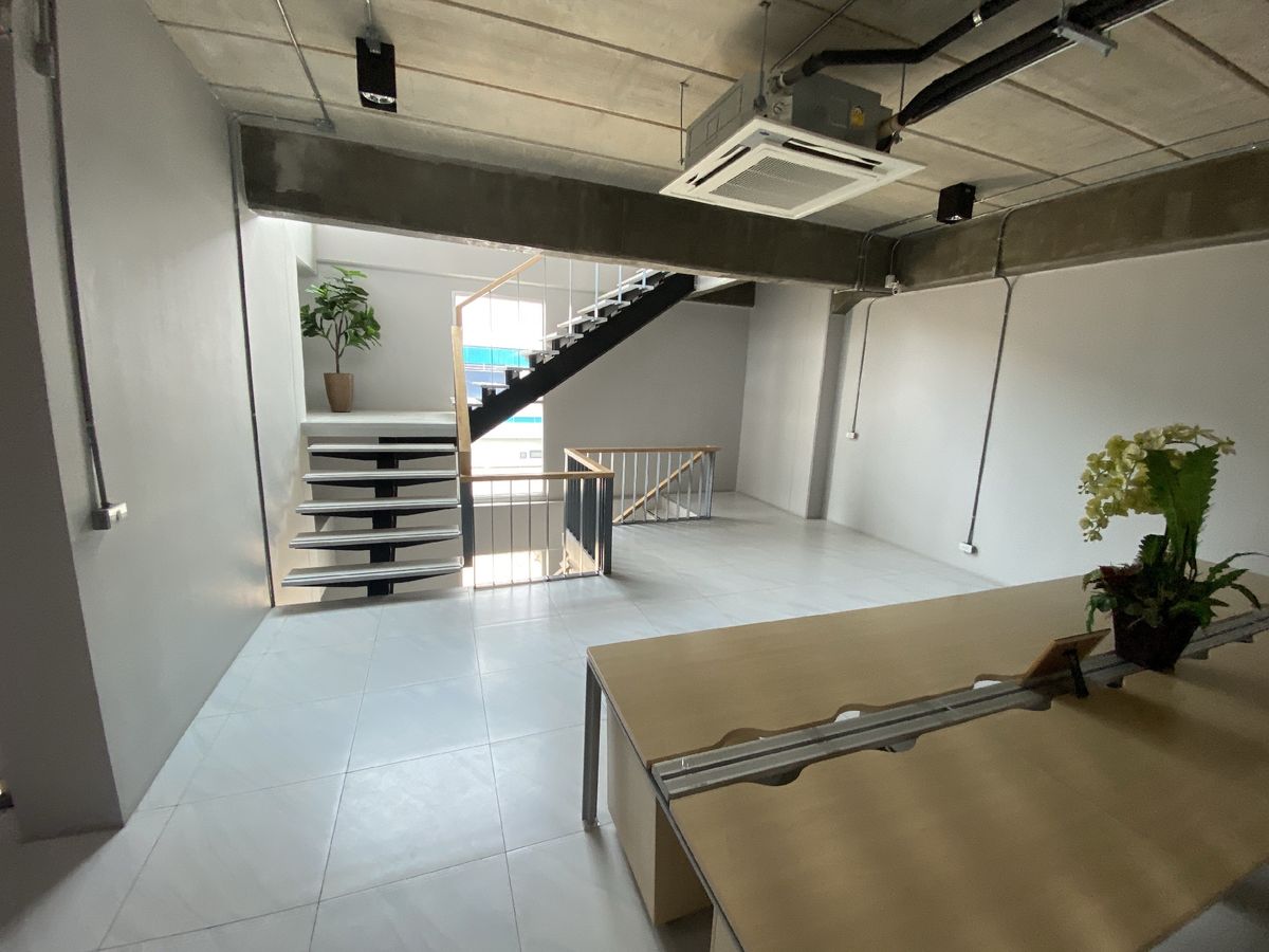 For SaleOfficePathum Thani,Rangsit, Thammasat : Selling office+6 rai of land warehouse, next to the Lam Luk Ka Expressway (Tor. 9), Pathum Thani Province, excellent location (negotiable price)