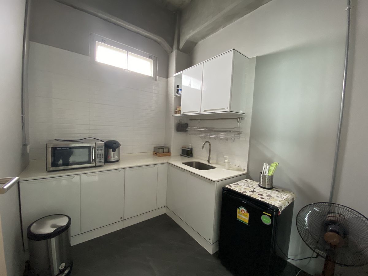 For SaleOfficePathum Thani,Rangsit, Thammasat : Selling office+6 rai of land warehouse, next to the Lam Luk Ka Expressway (Tor. 9), Pathum Thani Province, excellent location (negotiable price)