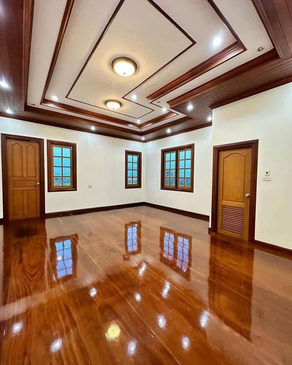 ♔ Spacious House ♔ บ้านเดี่ยว 5 หลัง | ขนาดที่ดิน 4,096.00 ตร.ว. พื้นที่ใช้สอย 16,384.00 ตร.ม. | 5 ห้องนอน 6 ห้องน้ำ | ใกล้ตลาดแม่สมคิด 3 นาที Loading...