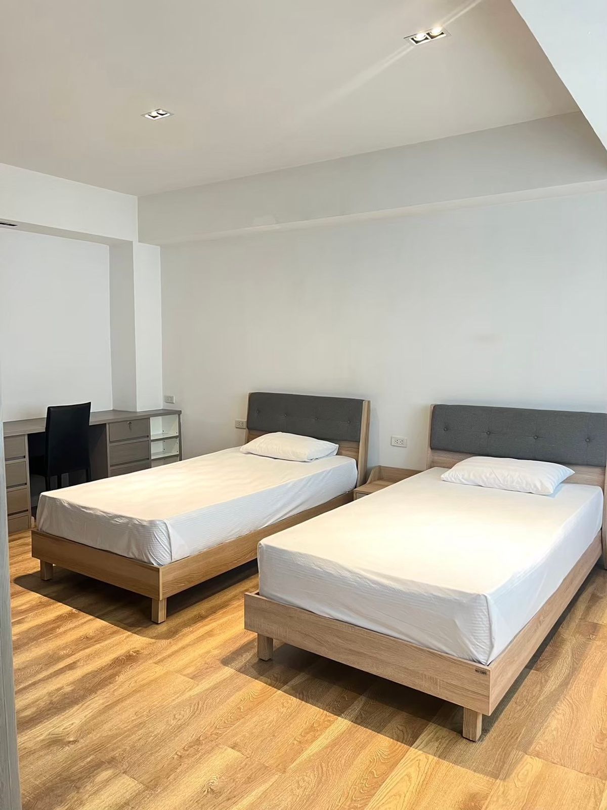 ให้เช่าคอนโดสุขุมวิท อโศก ทองหล่อ : 🐾 คอนโดเหมาะสำหรับคนรักสัตว์เลี้ยง เฟอร์นิเจอร์ครบและสิ่งอำนวยความสะดวกครบครัน เดินทางสะดวก ใกล้ BTS/MRT สถานีอโศก