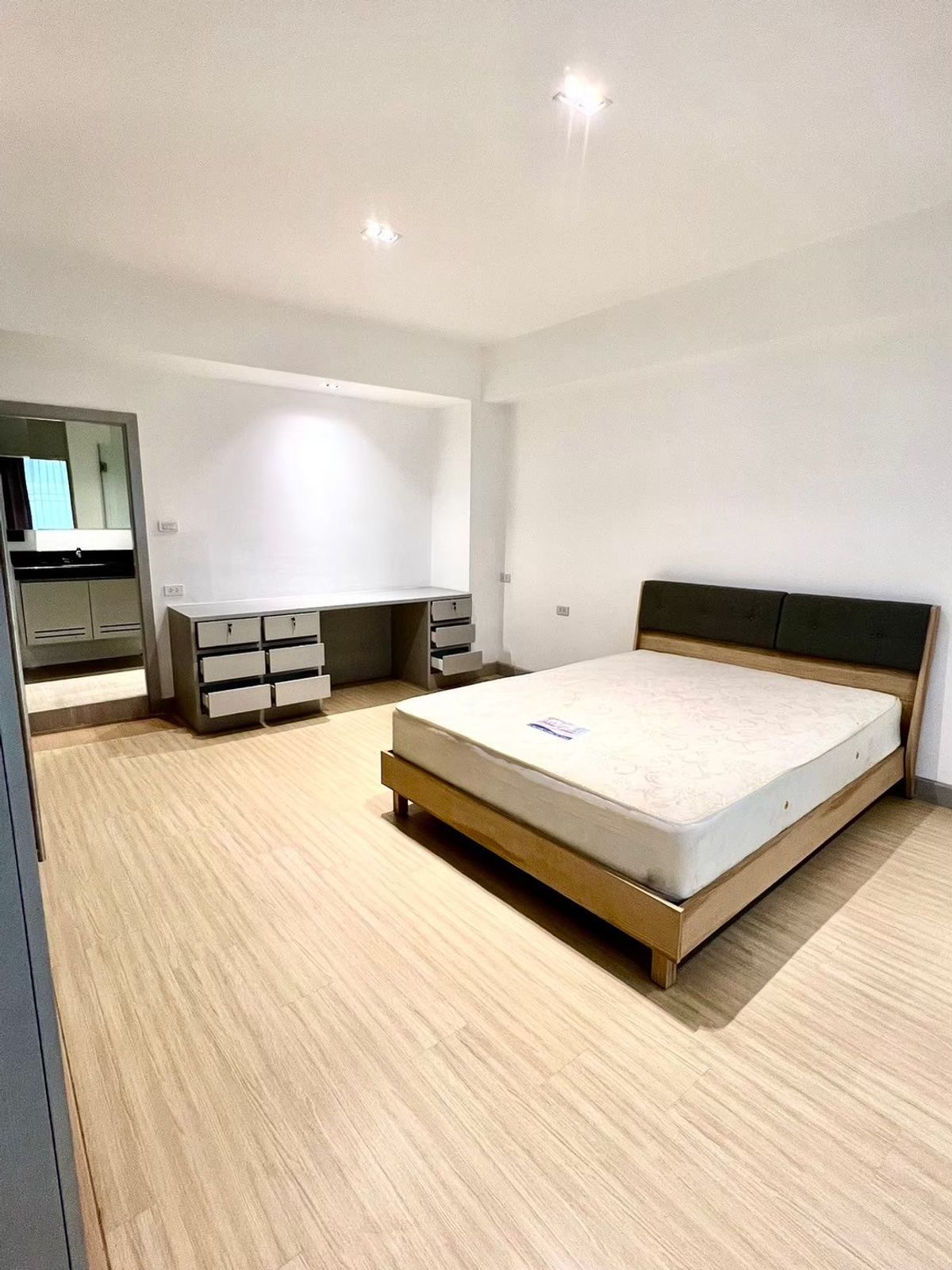 ให้เช่าคอนโดสุขุมวิท อโศก ทองหล่อ : 🐾 คอนโดเหมาะสำหรับคนรักสัตว์เลี้ยง เฟอร์นิเจอร์ครบและสิ่งอำนวยความสะดวกครบครัน เดินทางสะดวก ใกล้ BTS/MRT สถานีอโศก