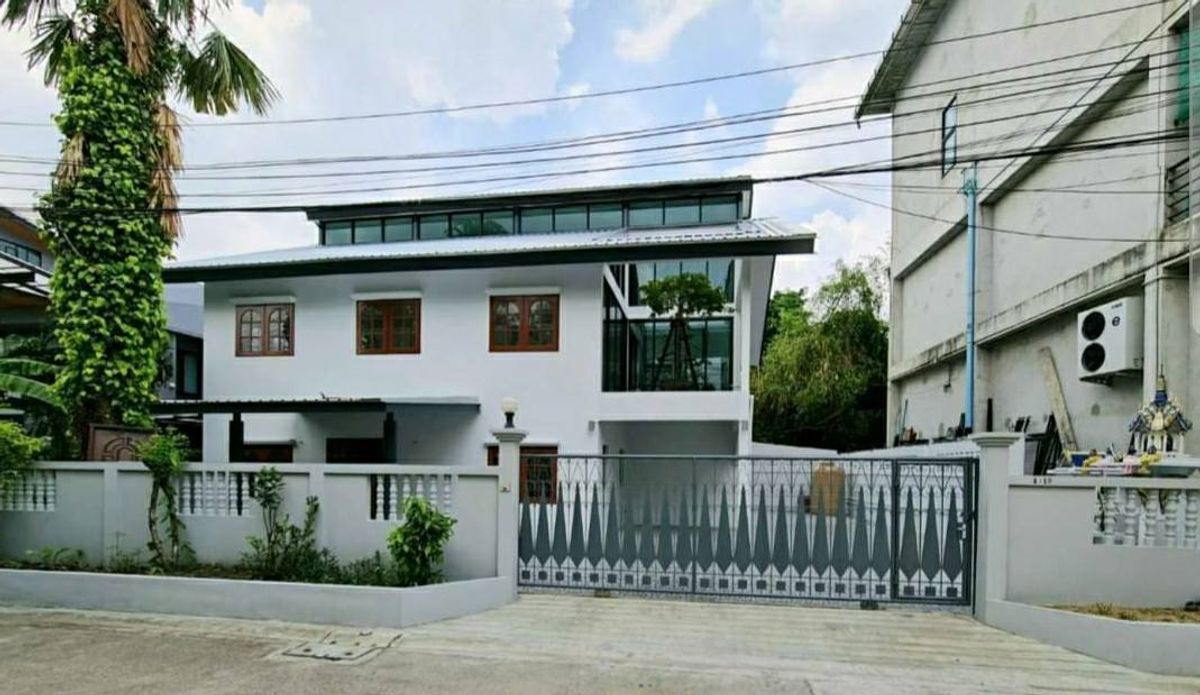 ให้เช่าบ้านโชคชัย4 ลาดพร้าว71 : ให้เช่าบ้านเดี่ยว2ชั้่น ถนนโชคชัย4 จดทะเบียนบริษัทได้ มี3ห้องนอน3ห้องน้ำ แอร์3ตัวเฟอร์ไม่มี ราคาเช่าเดือนละ60,000บาท