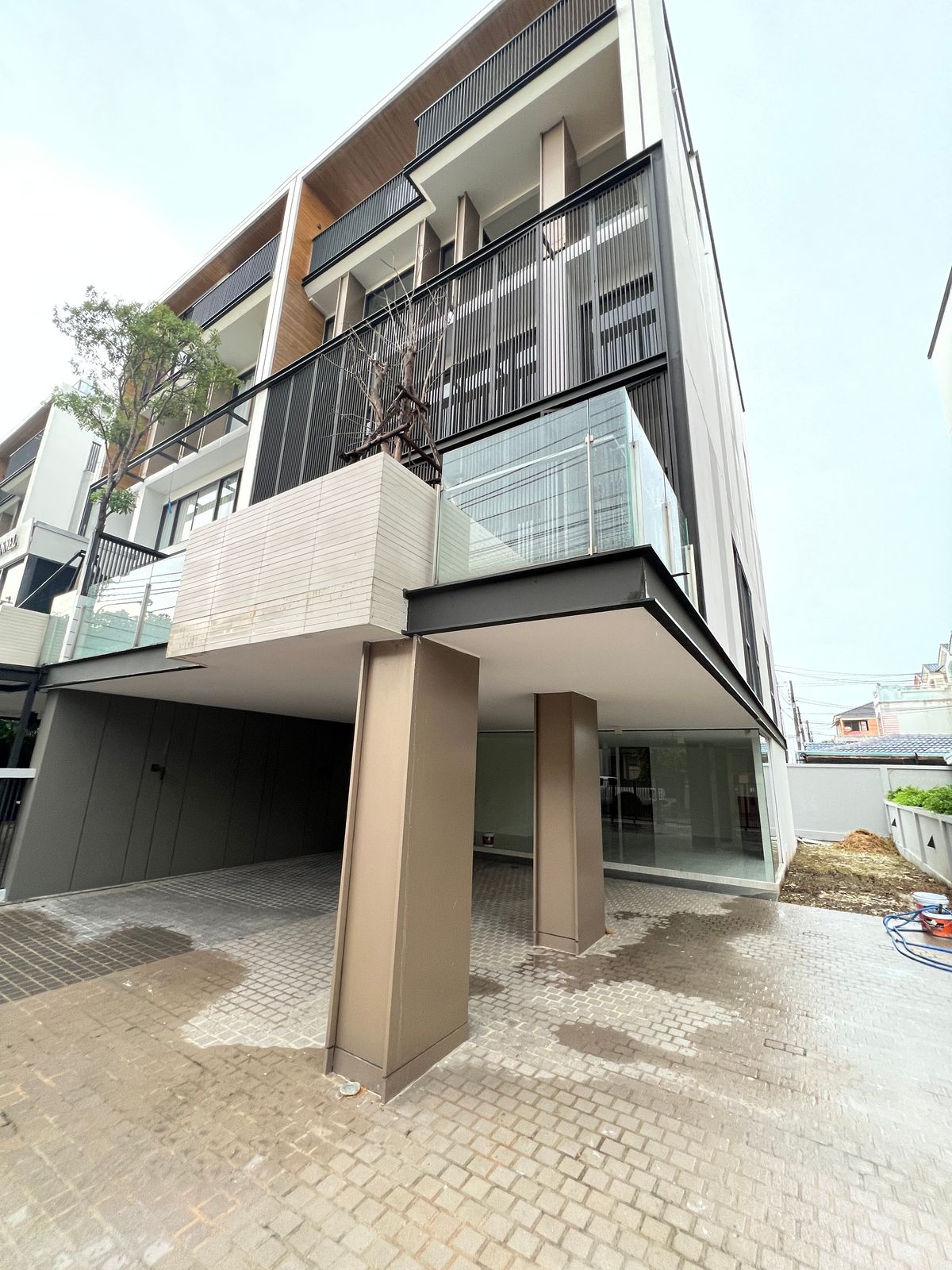 ให้เช่าโฮมออฟฟิศพระราม 9 เพชรบุรีตัดใหม่ RCA : RB801 Rent : Building 5 floor and private lift at Rama9 road
