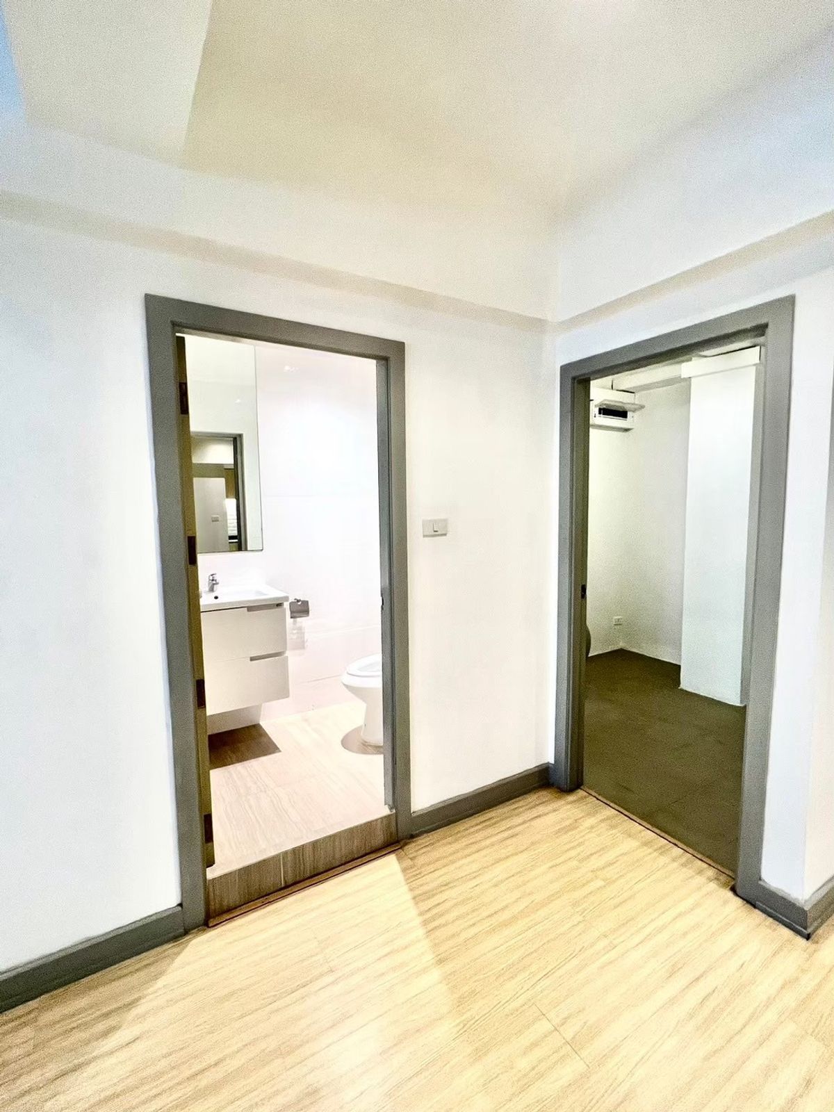 ให้เช่าคอนโดสุขุมวิท อโศก ทองหล่อ : 🐾 คอนโดเหมาะสำหรับคนรักสัตว์เลี้ยง เฟอร์นิเจอร์ครบและสิ่งอำนวยความสะดวกครบครัน เดินทางสะดวก ใกล้ BTS/MRT สถานีอโศก