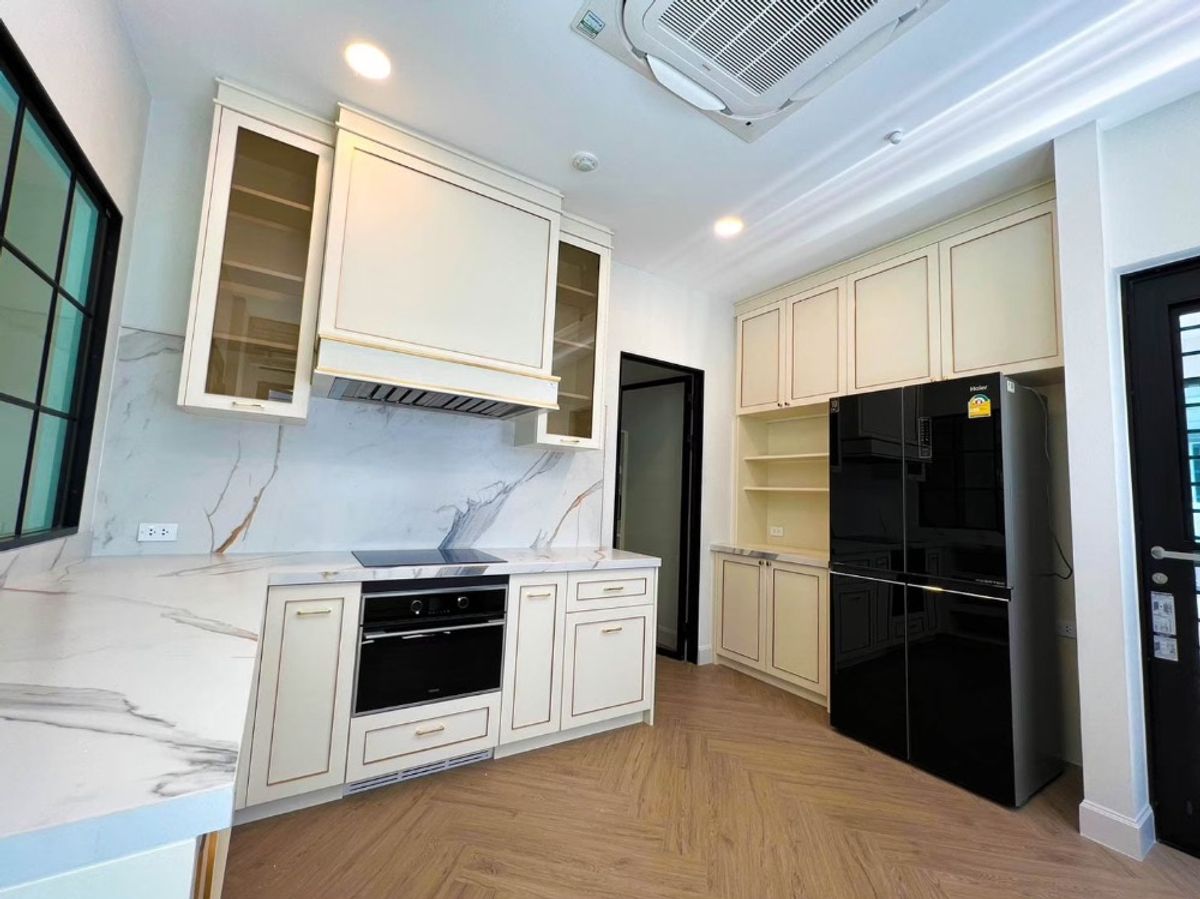 For RentTownhomePattanakan, Srinakarin : 🔥 Luxury French-Style Corner House for Rent – Nantawan Rama 9 | Fully Furnished, Private, Near Clubhouse, Tenant in Place!