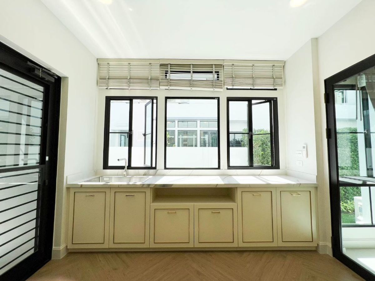 For RentTownhomePattanakan, Srinakarin : 🔥 Luxury French-Style Corner House for Rent – Nantawan Rama 9 | Fully Furnished, Private, Near Clubhouse, Tenant in Place!