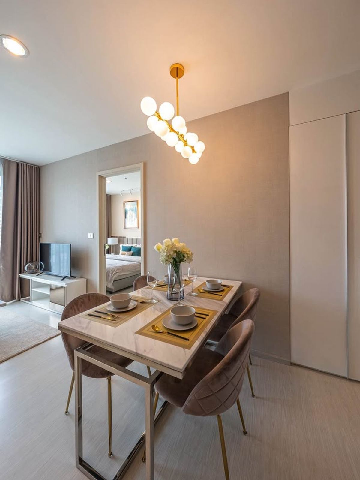 For RentCondoSukhumvit, Asoke, Thonglor : Rhythm Sukhumvit 42 condo, convenient transportation, near the BTS train, has a full furniture shuttle. Ready to stay immediately  