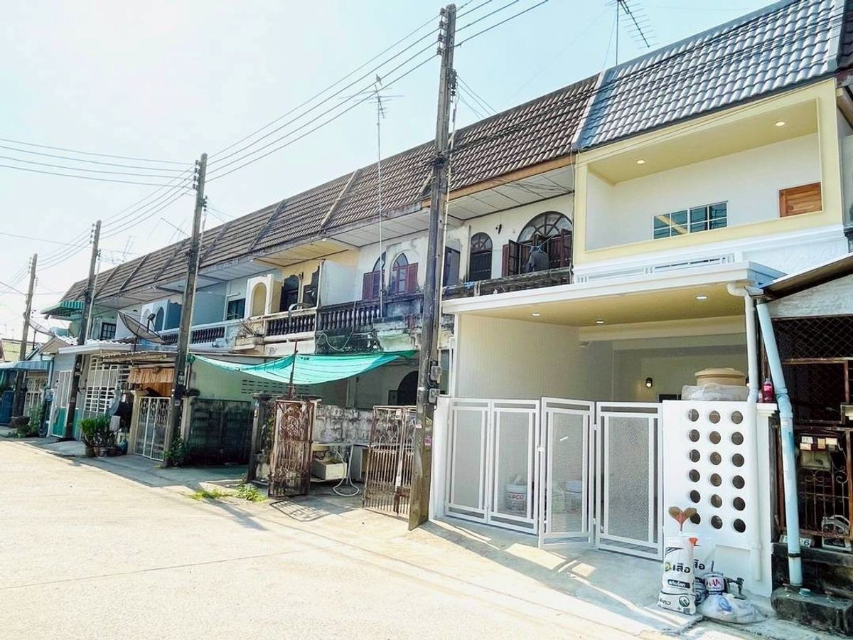 ขายทาวน์โฮมปทุมธานี รังสิต ธรรมศาสตร์ : หมู่บ้านรังสิต เรสซิเดนซ์ ใกล้ตลาดบางพูน ถนนรังสิต-ปทุมธานี ต.บางพูน อ.เมืองปทุมธานี จ.ปทุมธานี  ทาวน์เฮ้าส์รีโนเวท  2 ชั้น ทำเลดี พร้อมเข้าอยู่