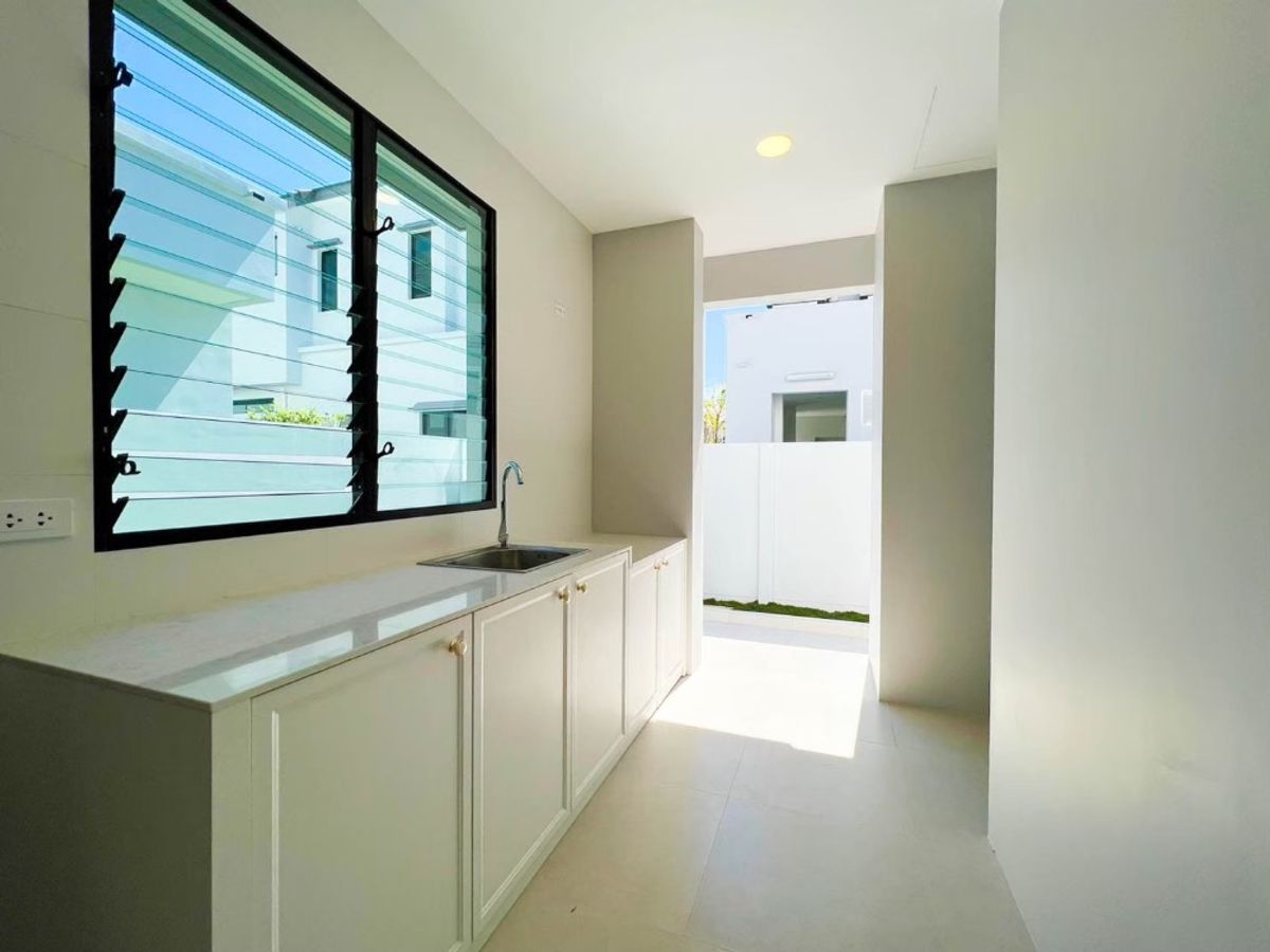 For RentTownhomePattanakan, Srinakarin : 🔥 Luxury French-Style Corner House for Rent – Nantawan Rama 9 | Fully Furnished, Private, Near Clubhouse, Tenant in Place!