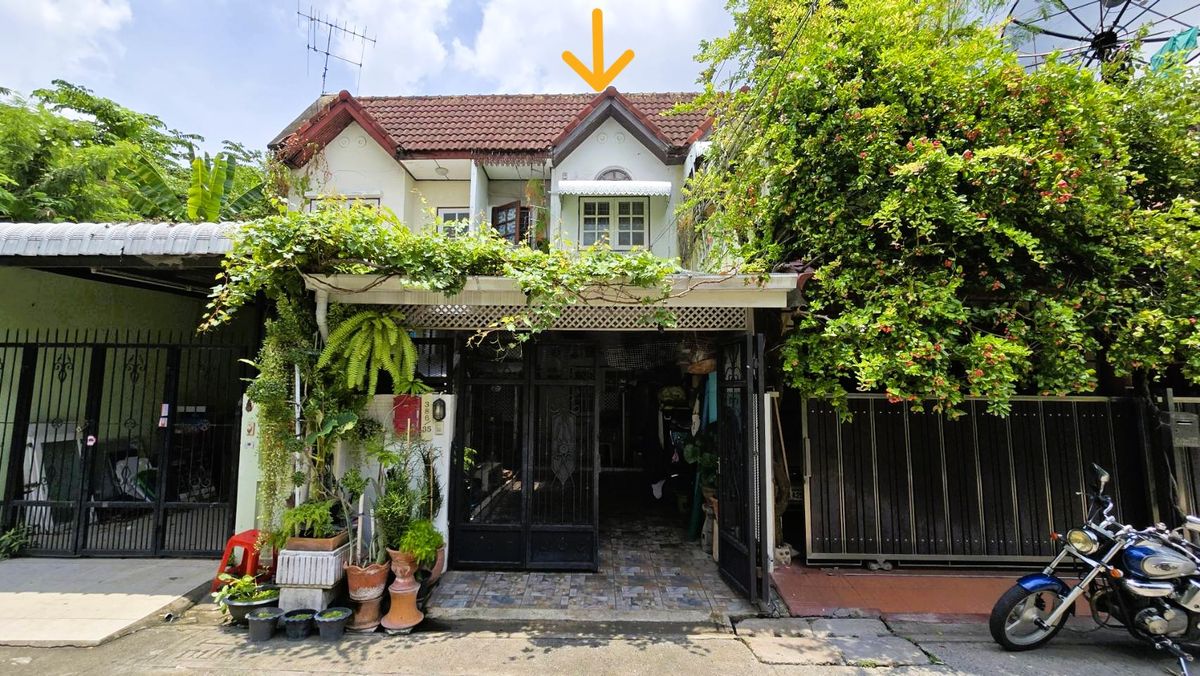 ขายทาวน์โฮมลาดพร้าว เซ็นทรัลลาดพร้าว : นานๆหลุดมาที! บ้านทำเลลาดพร้าว แถมจอดรถได้! ขาย ทาวน์เฮ้าส์  2 ชั้น 20.4 ตารางวา ต่อเติมเต็มพื้นที่ ด้านหลังไม่ติดกับใคร ซอย ลาดพร้าว 87 แยก 12 หมู่บ้าน อรุณวิลเลจ ปากซอยมีรถไฟฟ้าสายสีเหลือง