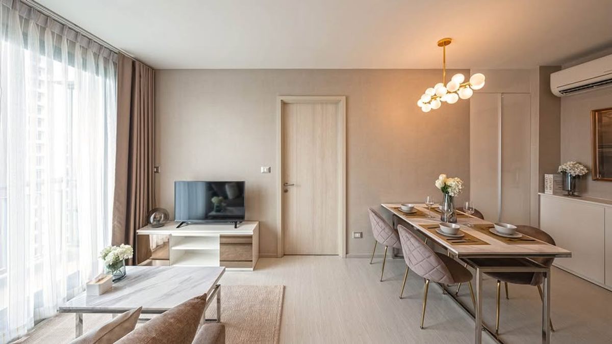 For RentCondoSukhumvit, Asoke, Thonglor : Rhythm Sukhumvit 42 condo, convenient transportation, near the BTS train, has a full furniture shuttle. Ready to stay immediately  