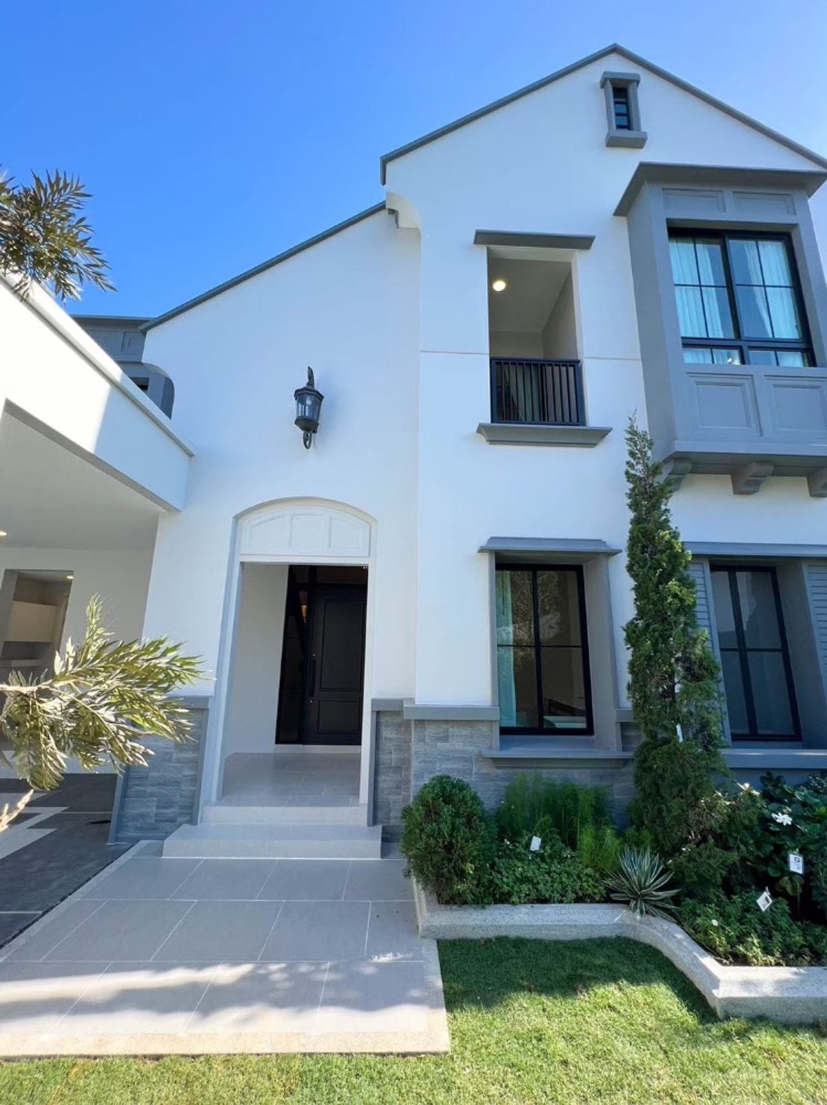 For RentTownhomePattanakan, Srinakarin : 🔥 Luxury French-Style Corner House for Rent – Nantawan Rama 9 | Fully Furnished, Private, Near Clubhouse, Tenant in Place!