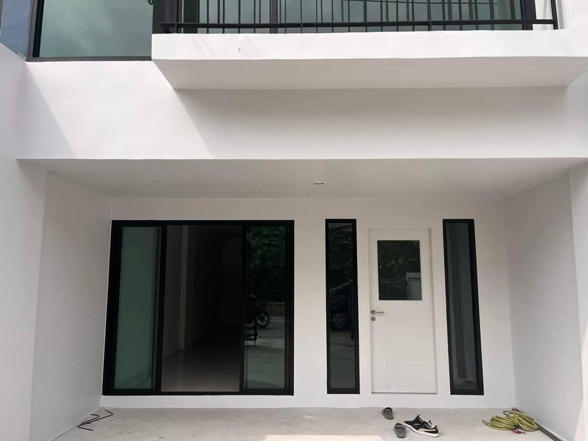 ขายทาวน์โฮมบางนา แบริ่ง ลาซาล : 🔥 ขายโฮมออฟฟิศใหม่ 3ชั้น ทำเลค้าขายได้  พร้อมอยู่! ใกล้ BTS แบริ่ง เพียง 300 ม. 