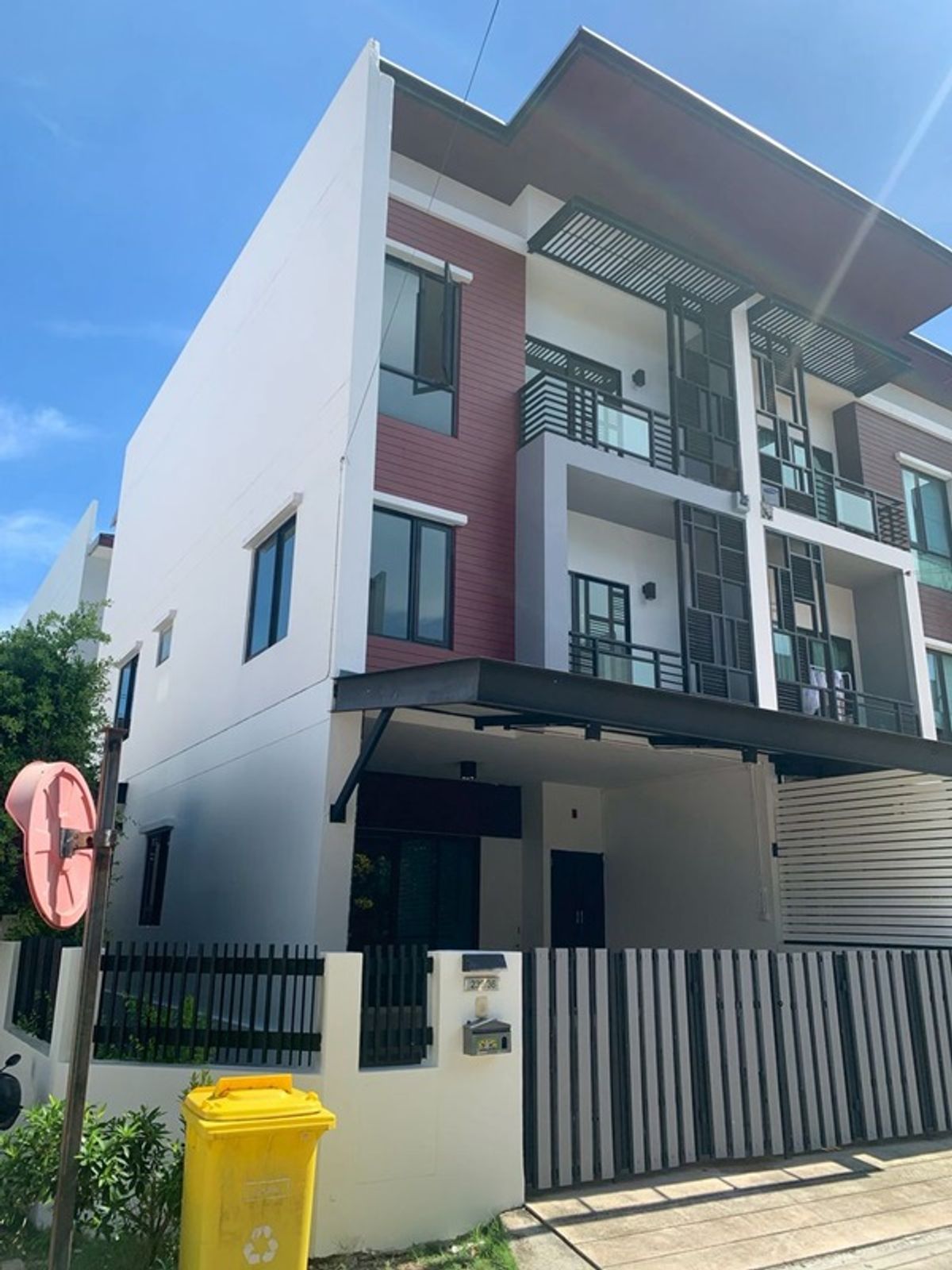 ขายทาวน์โฮมลาดกระบัง สุวรรณภูมิ : ทาวน์โฮม  ประเวศ  ถ.กาญจนาภิเษก