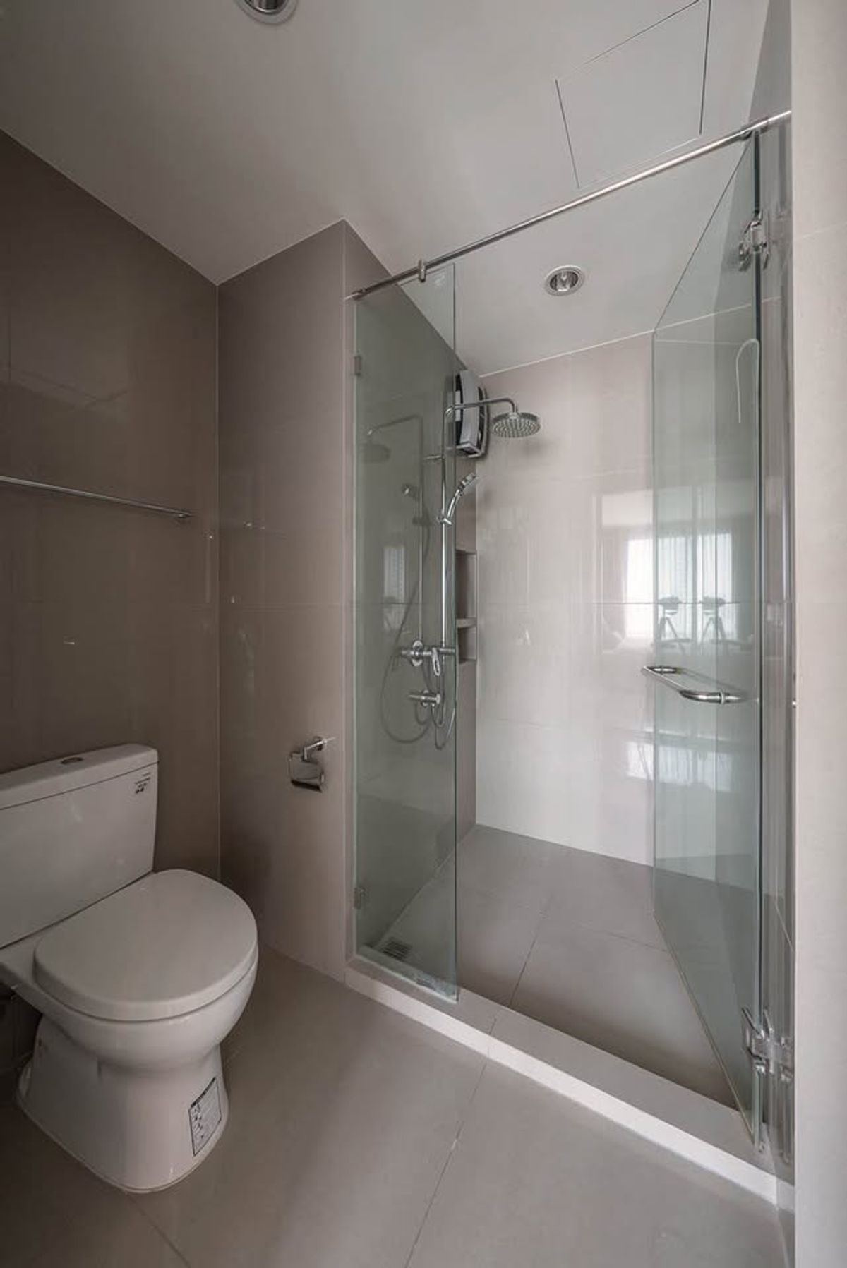 For RentCondoSukhumvit, Asoke, Thonglor : Rhythm Sukhumvit 42 condo, convenient transportation, near the BTS train, has a full furniture shuttle. Ready to stay immediately  