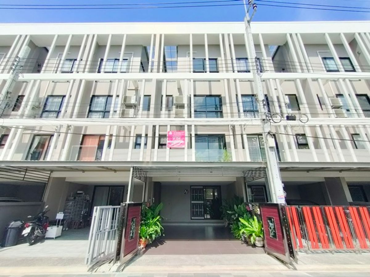 ให้เช่าโฮมออฟฟิศสมุทรปราการ สำโรง : ให้เช่าทาวน์โฮม 3.5 ชั้น โครงการวาย เรซิเดนท์ สุขุมวิท 113 ตกแต่งหรู พร้อมอยู่ 38,000/เดือน