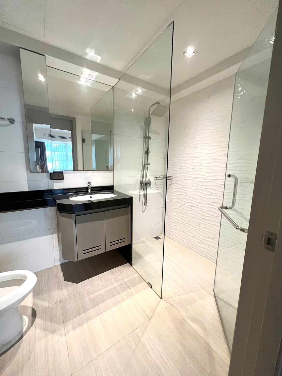 ให้เช่าคอนโดสุขุมวิท อโศก ทองหล่อ : 🐾 คอนโดเหมาะสำหรับคนรักสัตว์เลี้ยง เฟอร์นิเจอร์ครบและสิ่งอำนวยความสะดวกครบครัน เดินทางสะดวก ใกล้ BTS/MRT สถานีอโศก