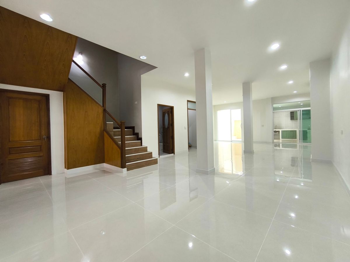 ให้เช่าทาวน์โฮมสาทร นราธิวาส : ให้เช่า Townhome รีโนเวทใหม่ ทำเลใจกลางสาทร