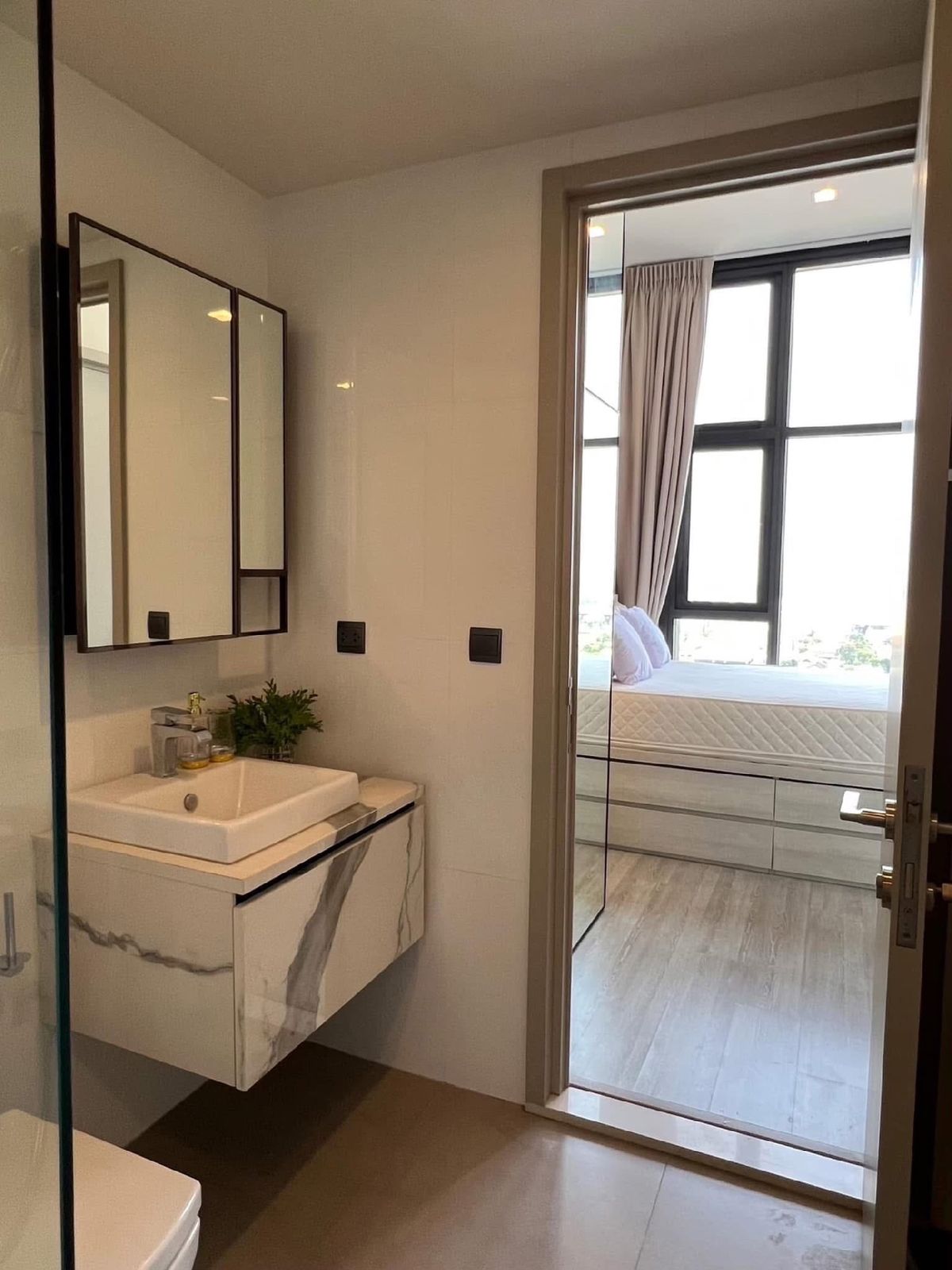 For RentCondoOnnut, Udomsuk : Luxurious condo for rent, 3.4 meters ceiling height, only 250 meters from BTS Punnawithi, near True Digital Park. The Line Condo Sukhumvit 101 