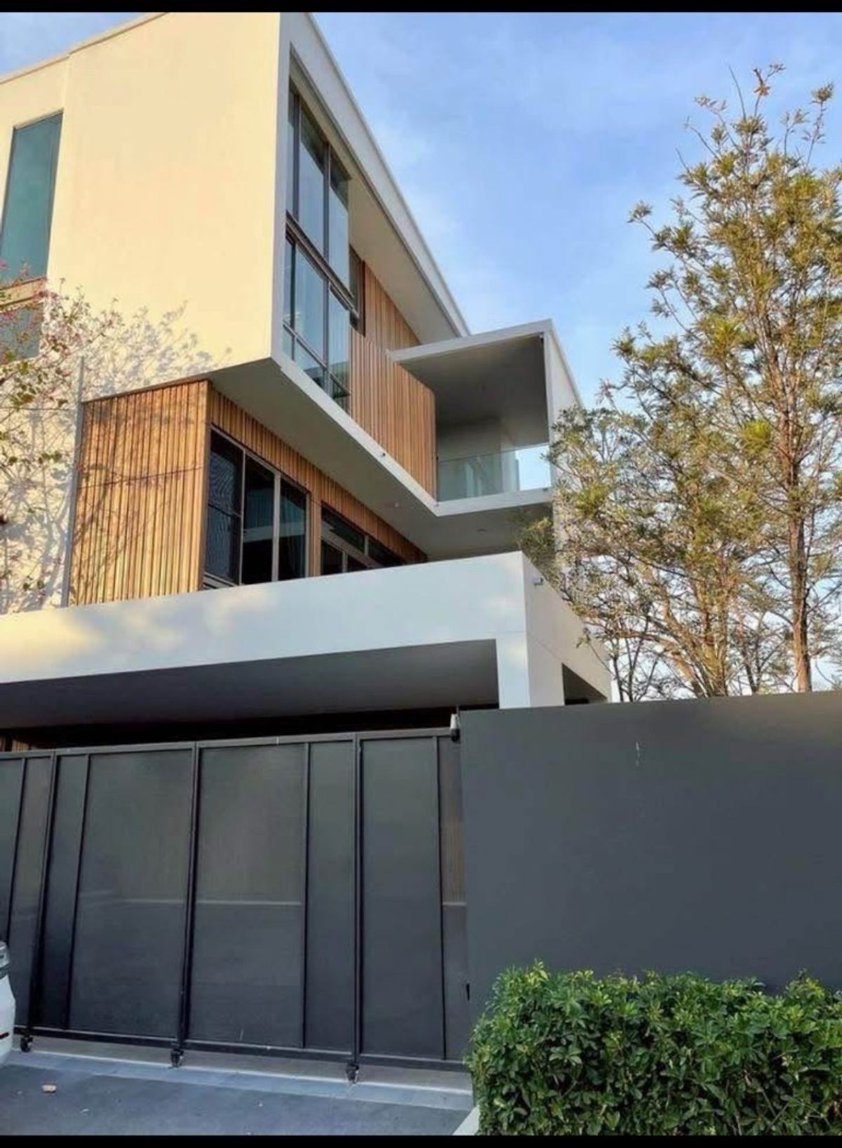 For RentHousePattanakan, Srinakarin : Rent VIVE Village, Rama 9, 3 -story house, 72 meters, 4 bedrooms, 4 water, ready to be in front of the pond. Behind the golf course view !! Rama 9 Road