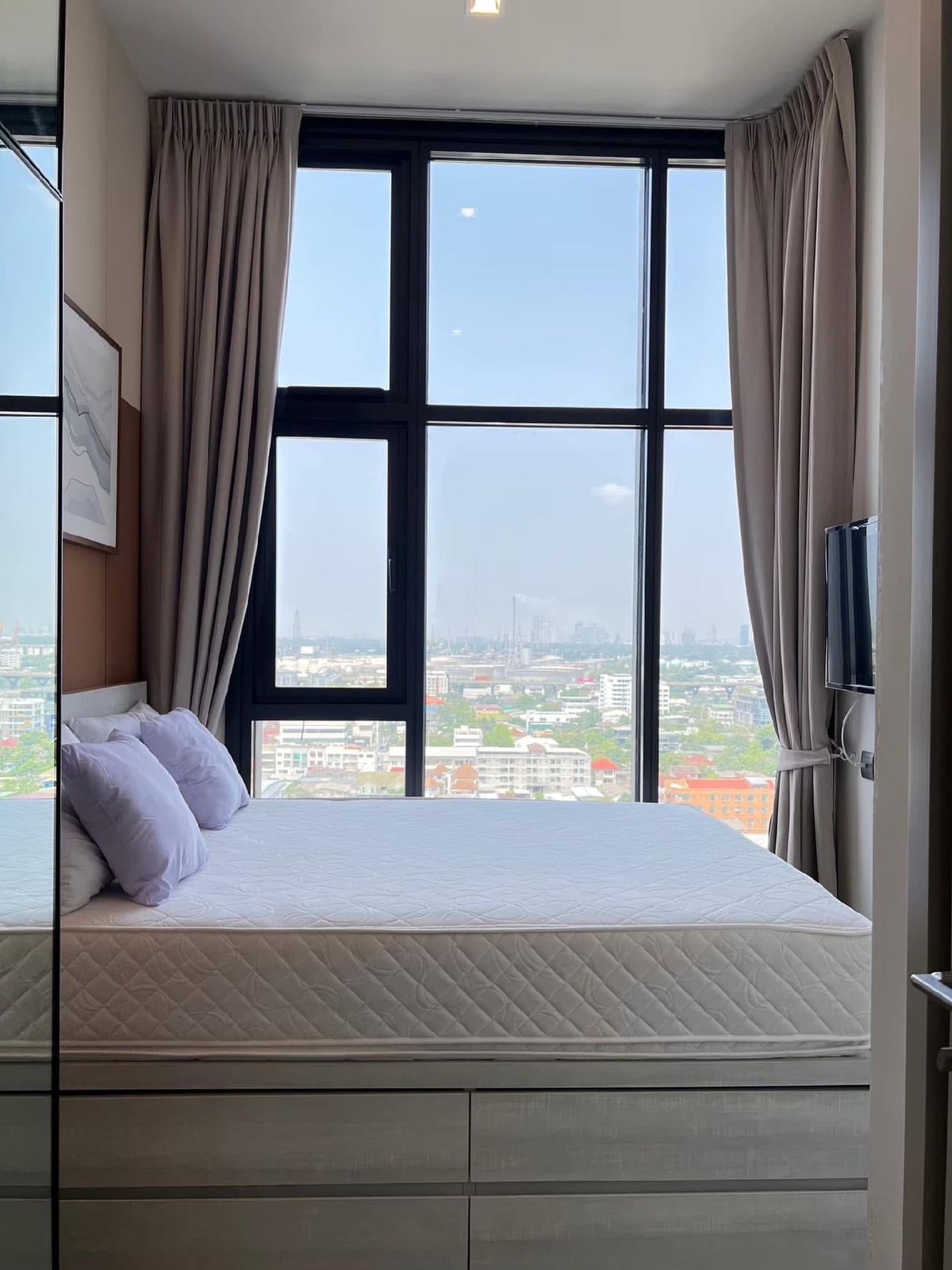 For RentCondoOnnut, Udomsuk : Luxurious condo for rent, 3.4 meters ceiling height, only 250 meters from BTS Punnawithi, near True Digital Park. The Line Condo Sukhumvit 101 
