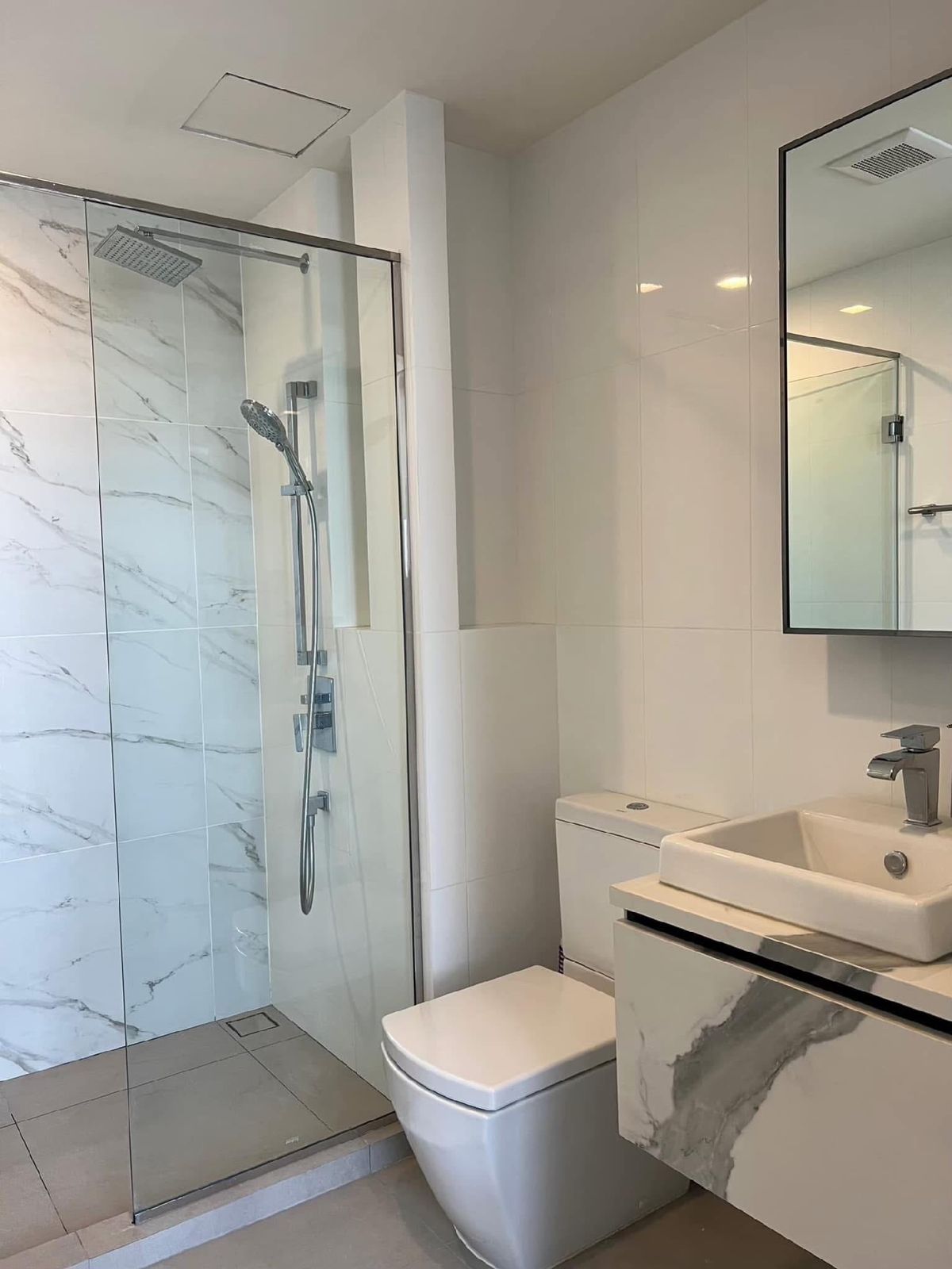 For RentCondoOnnut, Udomsuk : Luxurious condo for rent, 3.4 meters ceiling height, only 250 meters from BTS Punnawithi, near True Digital Park. The Line Condo Sukhumvit 101 