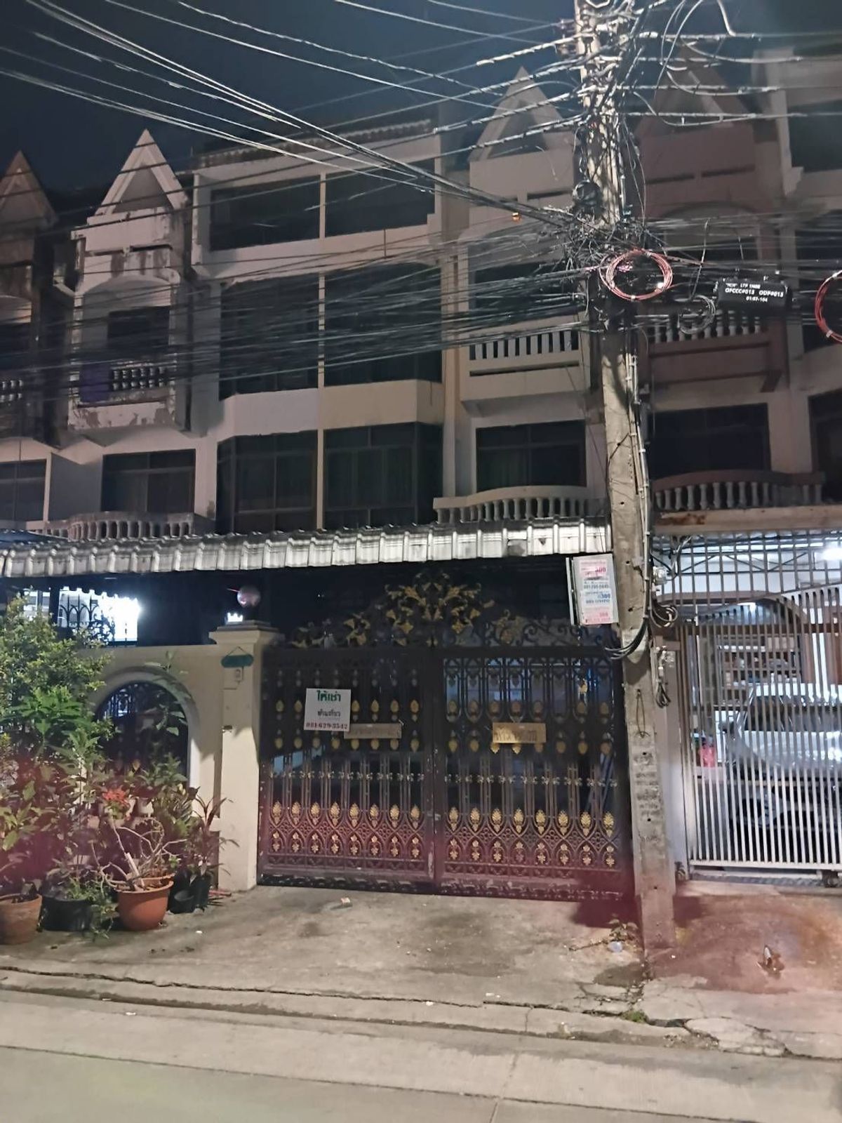 ให้เช่าทาวน์โฮมรัชดา ห้วยขวาง : ถ.รัชดาภิเษก36 ช.เสือใหญ่ 
ให้เช่า 20,000บ
ให้เช่าทาวน์เฮาส์ 3ชั้น35ตรว 4นอน 5น้ำ 4แอร์ เฟอร์บางส่วน ครัวบิ๊วอิน มีระเบียงตากผ้า
จอดรถในบ้าน 2คัน เหมาะพักอาศัย ติดตลาดเสือใหญ่/ยูหลังราชภัฎจันทรเกษม/ตรงข้ามศาลอาญา/ใกล้ห้างเมเจอร์รัชโยธิน
สอบถาม
0816293542