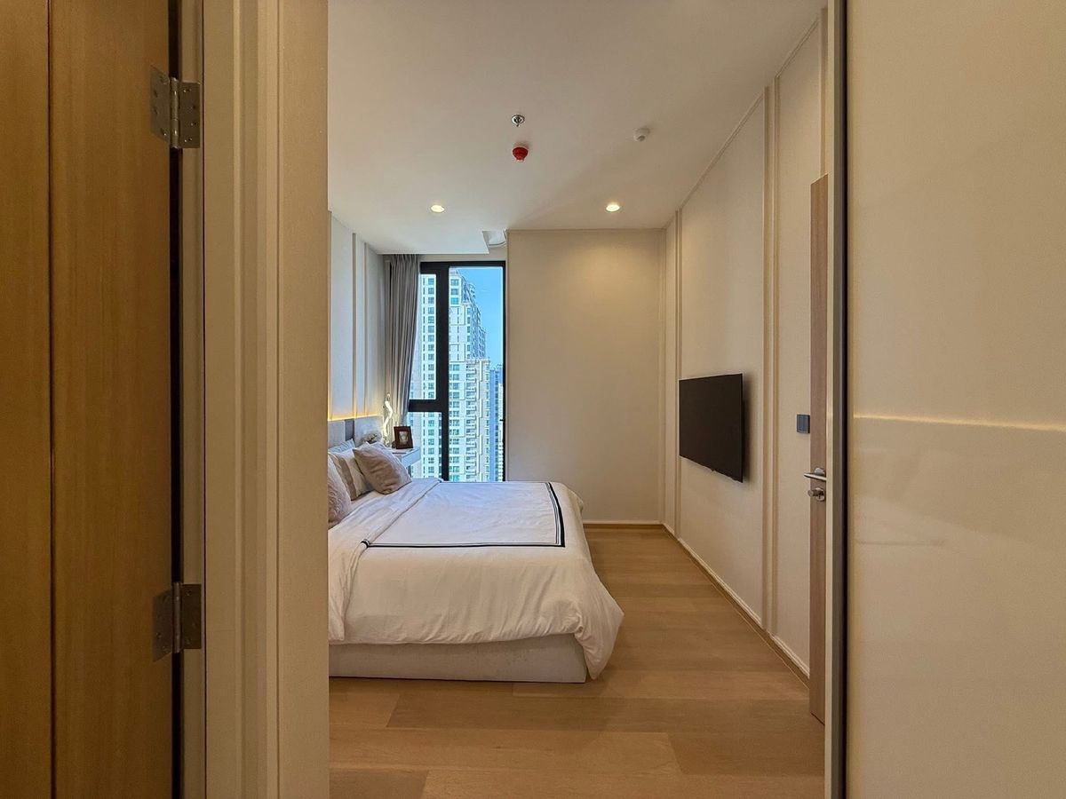 For SaleCondoSathorn, Narathiwat : One Bed Room in the heart of Sathorn. Price 10.9 MB. Live 0 meters BTS.