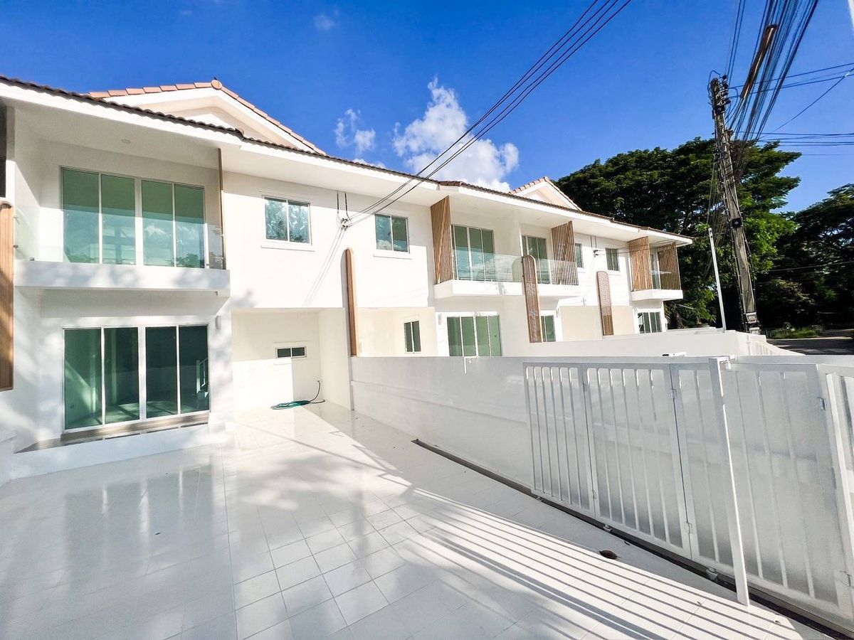 ทาวน์โฮมเชียงใหม่ : 出售 / 出租：Pawarisa村项目联排别墅 For Sale / Rent: Townhome in Pawarisa Village Project