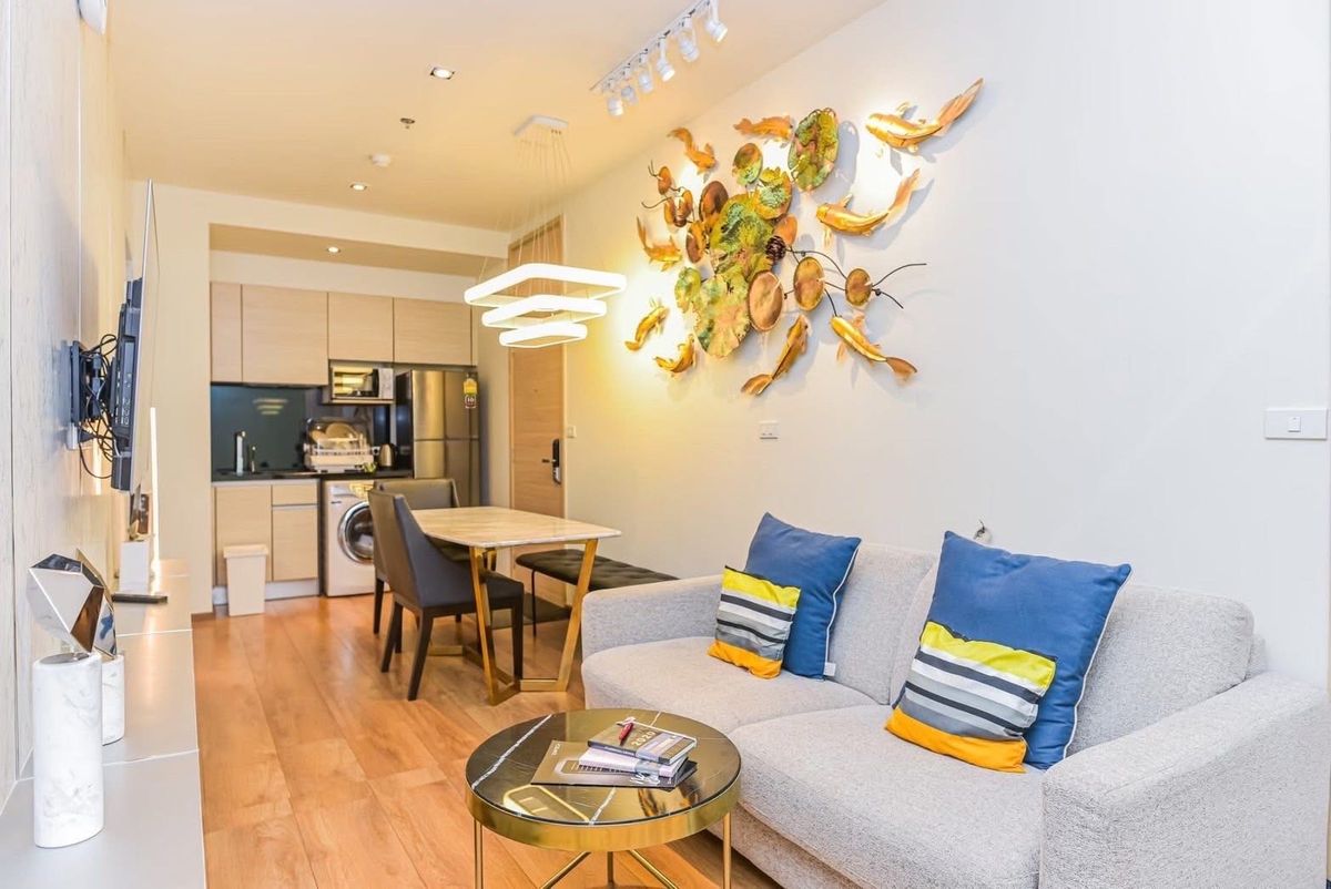 For RentCondoSukhumvit, Asoke, Thonglor : Luxurius condo fir rent in Phrom Phong area, 10 minutes walk from BTS Phromphong station, Park 24 condo, there is a bathtub. near high class shopping mall
 
