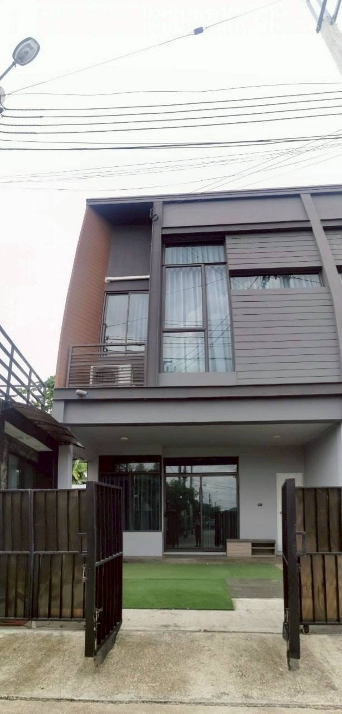 ให้เช่าทาวน์โฮมพัฒนาการ ศรีนครินทร์ : ให้เช่าทาวน์โฮมเวิร์ฟพระราม9 บ้านสวยใกล้ทางด่วน 🏡🎊💸Verve Rama 9 連棟別墅出租 。美麗的房子靠近高速公路 