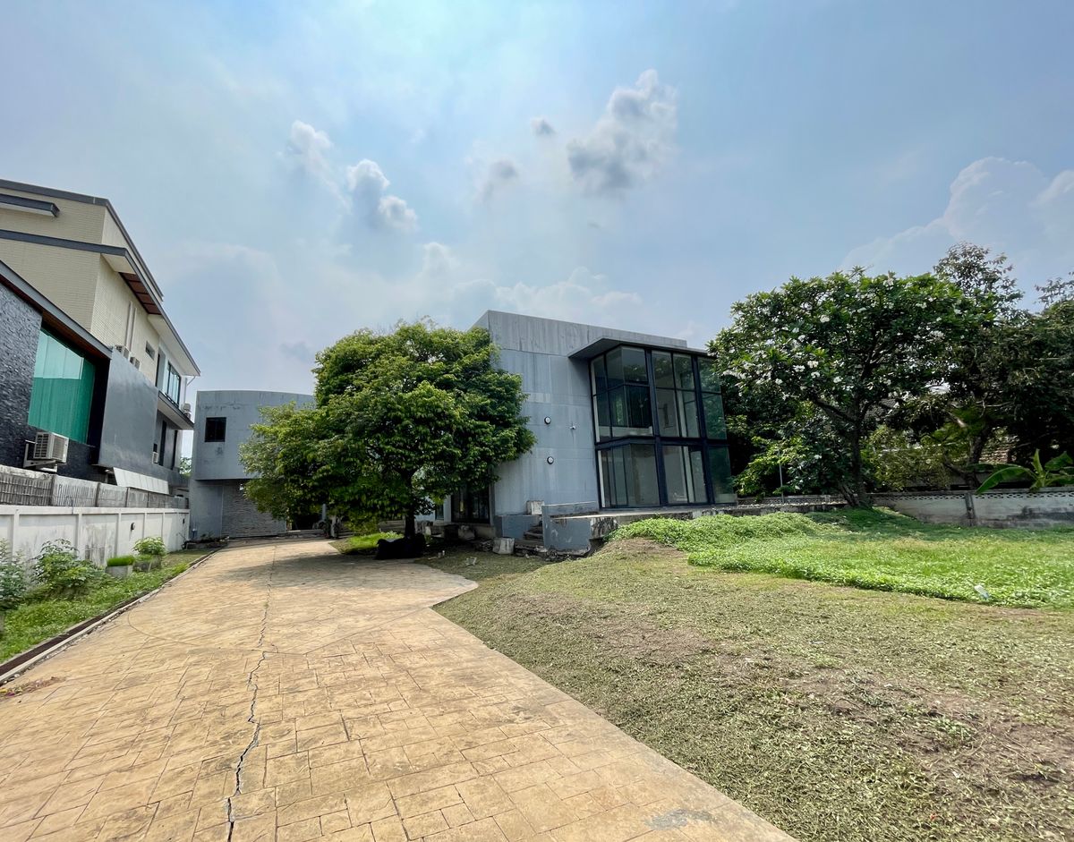 ขายบ้านเลียบทางด่วนรามอินทรา : ด่วนขายขาดทุน!! ที่ดินพร้อมสิ่งปลูกสร้าง 301 ตร.ว. ลาดพร้าว 71 ใกล้เลียบด่วน MRT ลาดพร้าว 71 