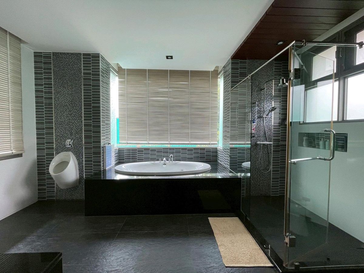 For SaleHousePattanakan, Srinakarin : 🚩 1 rai of house than Chaloem Phrakiat Rama 9 Road, good price. 69 million 💥