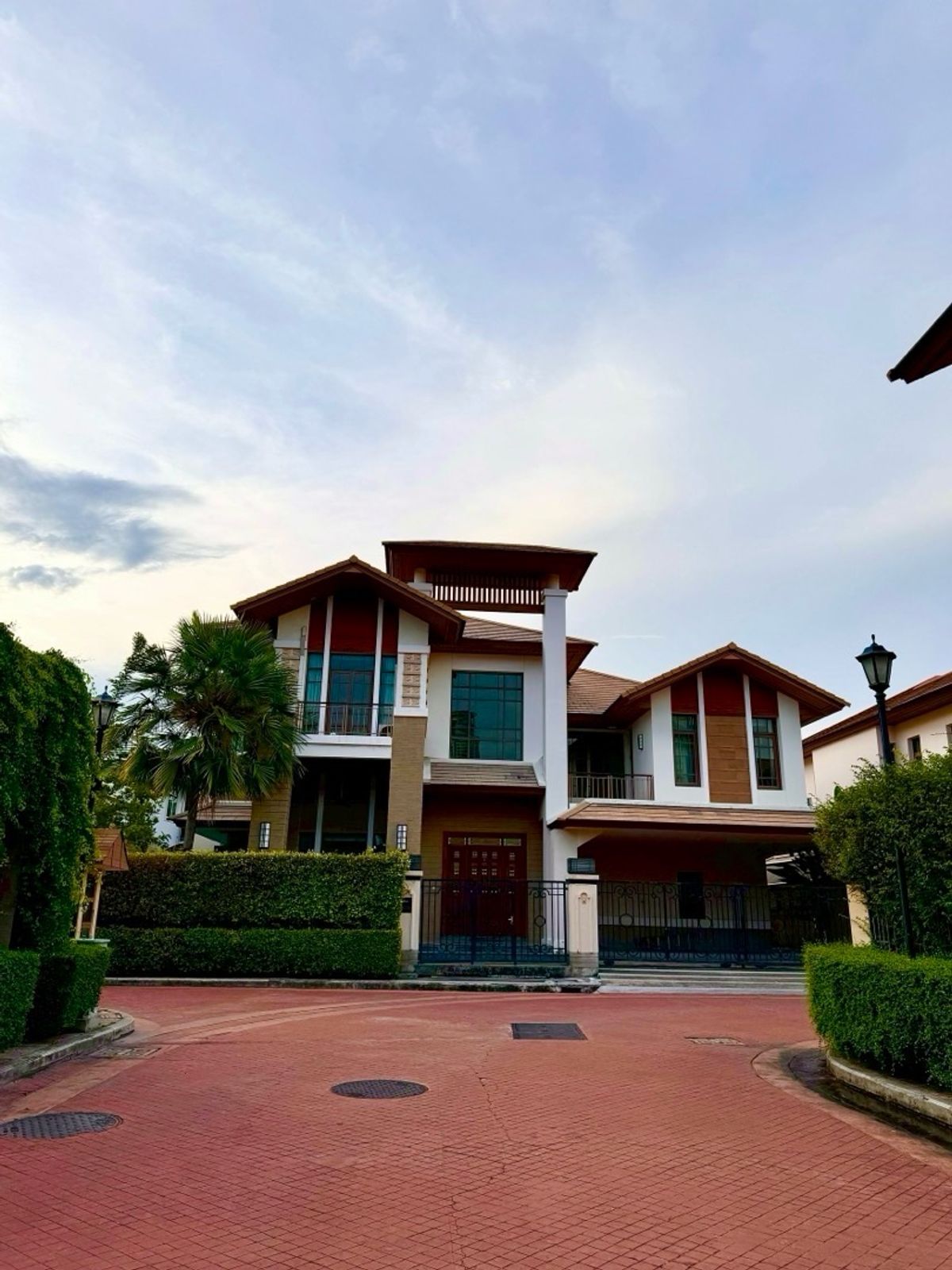 For RentHouseOnnut, Udomsuk : Rent luxury house Baan Sansiri Sukhumvit 67 House Type B 4 bed 5 bath. Area 490 Sqm. Easy to commute within CBD & Prime Area in Bangkok