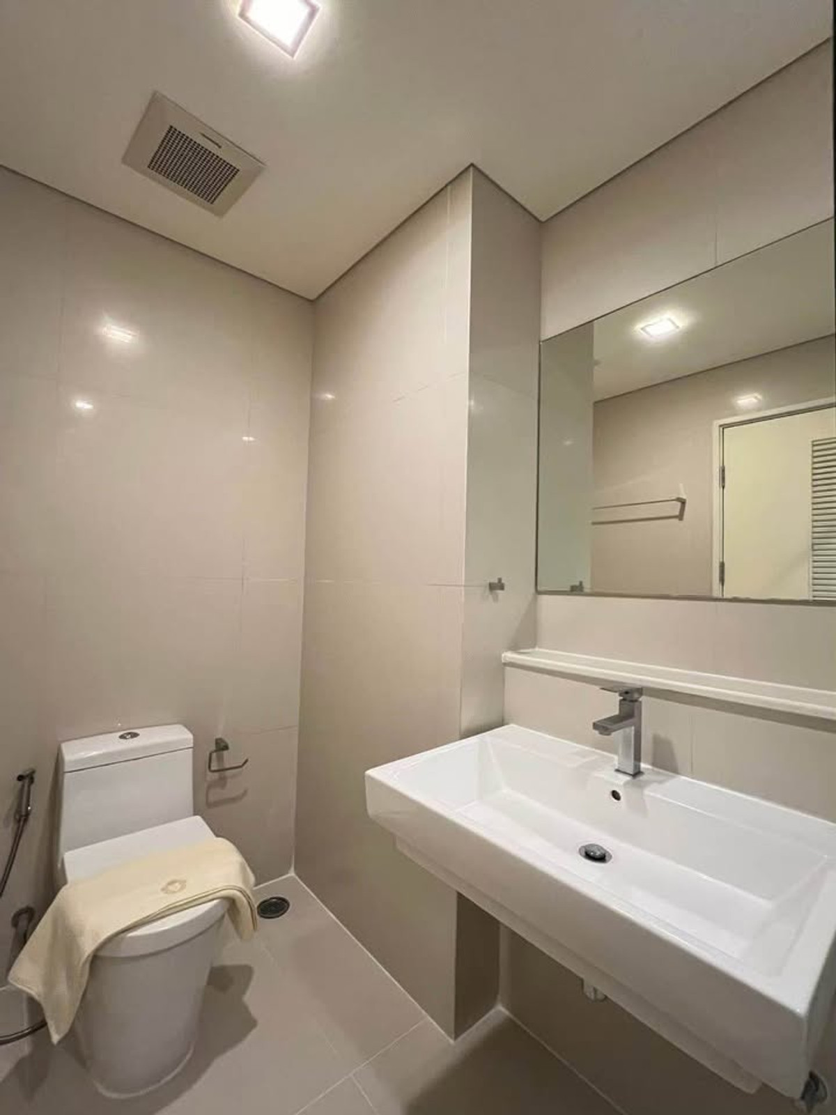 For RentCondoSukhumvit, Asoke, Thonglor : Ivy Thonglor - Sophisticated 2BR for rent with full Equipment & 2 parking spaces | pool view