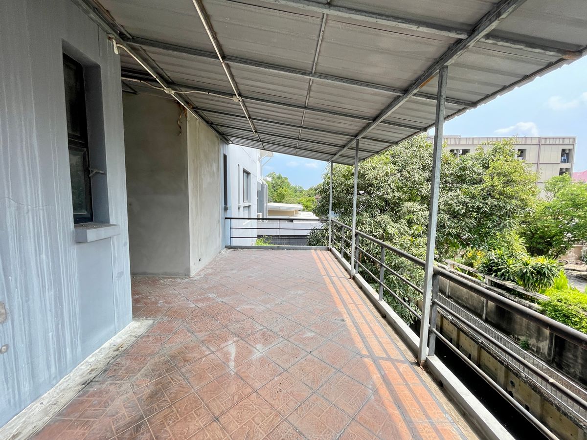 ขายบ้านเลียบทางด่วนรามอินทรา : ด่วนขายขาดทุน!! ที่ดินพร้อมสิ่งปลูกสร้าง 301 ตร.ว. ลาดพร้าว 71 ใกล้เลียบด่วน MRT ลาดพร้าว 71 