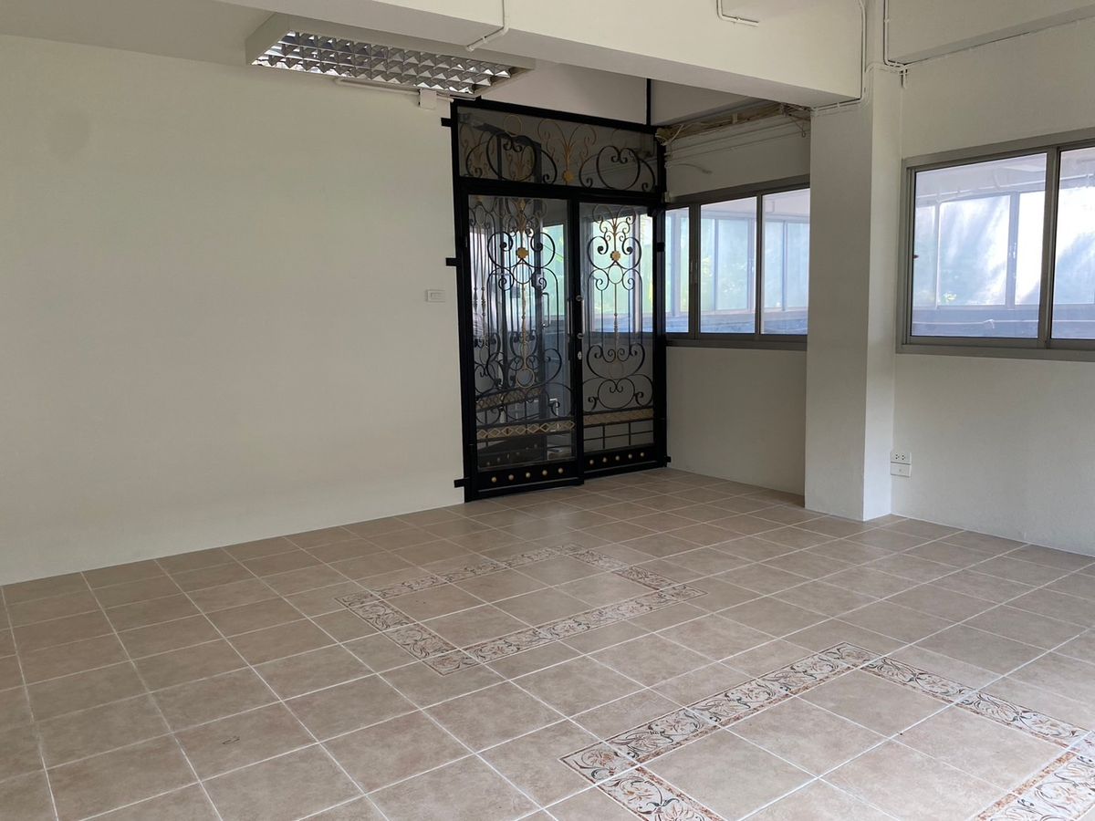For SaleHome OfficeSathorn, Narathiwat : 💼 Sell with tenant til December 2028
4-Storey Home Office For Sale with Rooftop & Basement | Prime Yen Akat Location – Just 160m from Market Place | Ideal for All Business Types