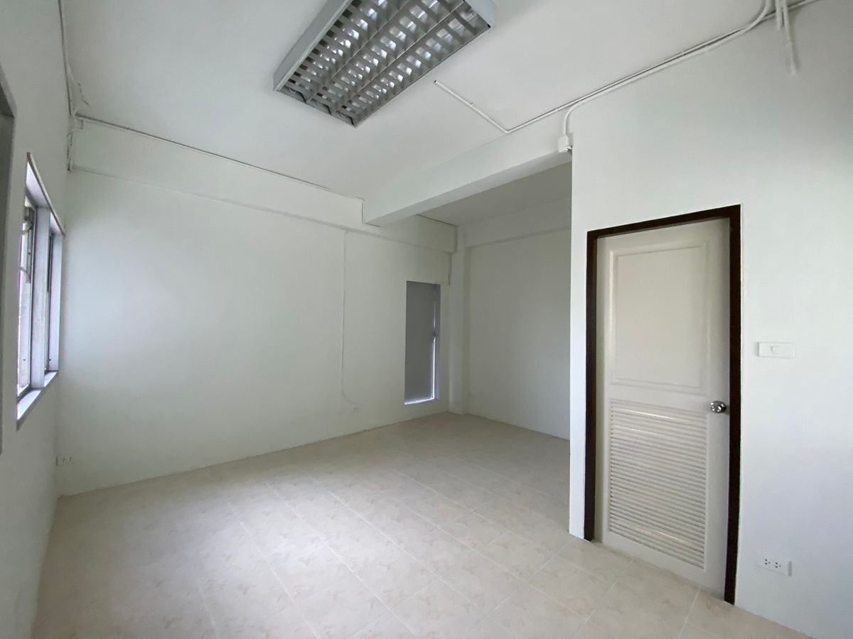 For SaleHome OfficeSathorn, Narathiwat : 💼 Sell with tenant til December 2028
4-Storey Home Office For Sale with Rooftop & Basement | Prime Yen Akat Location – Just 160m from Market Place | Ideal for All Business Types