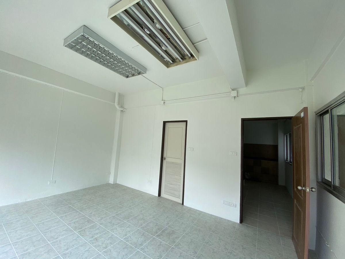 For SaleHome OfficeSathorn, Narathiwat : 💼 Sell with tenant til December 2028
4-Storey Home Office For Sale with Rooftop & Basement | Prime Yen Akat Location – Just 160m from Market Place | Ideal for All Business Types