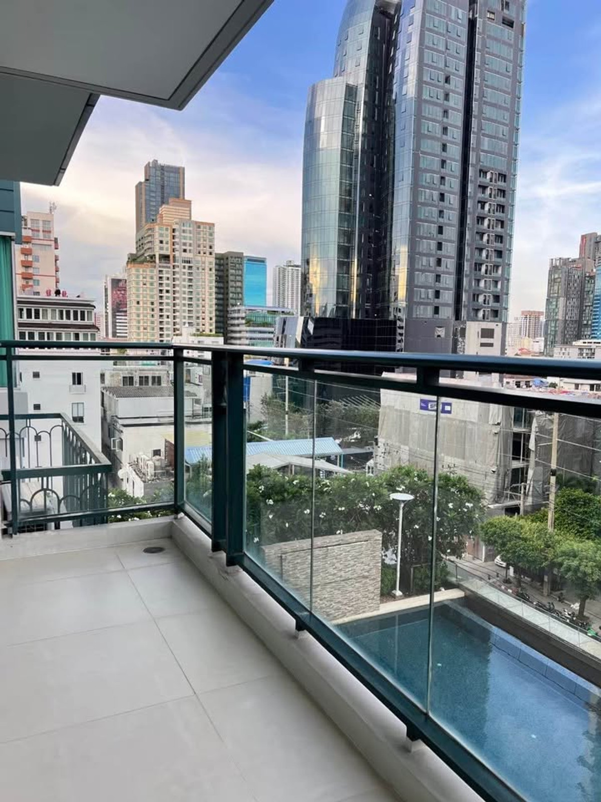 For RentCondoSukhumvit, Asoke, Thonglor : Ivy Thonglor - Sophisticated 2BR for rent with full Equipment & 2 parking spaces | pool view