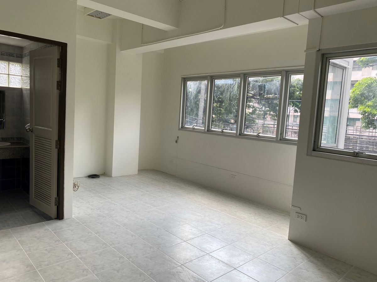 For SaleHome OfficeSathorn, Narathiwat : 💼 Sell with tenant til December 2028
4-Storey Home Office For Sale with Rooftop & Basement | Prime Yen Akat Location – Just 160m from Market Place | Ideal for All Business Types