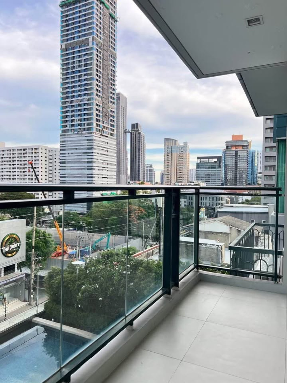 For RentCondoSukhumvit, Asoke, Thonglor : Ivy Thonglor - Sophisticated 2BR for rent with full Equipment & 2 parking spaces | pool view