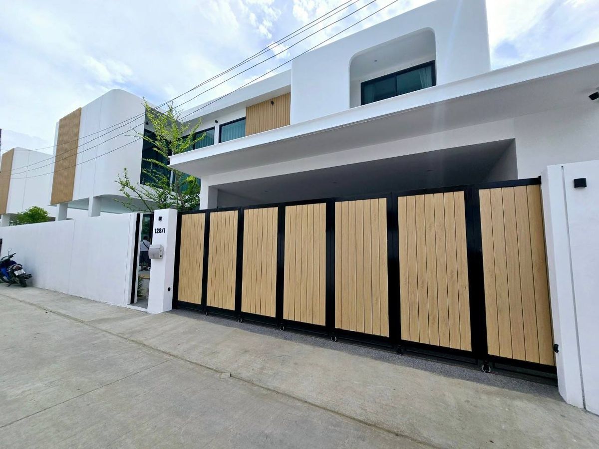 ให้เช่าบ้านเชียงใหม่ : บ้านพูลวิลล่าหรู บ้านสวย ฟังก์ชันครบ ใกล้ตลาด ห้างสรรพสินค้า เข้าเมืองง่าย เฟอร์นิเจอร์ครบ พร้อมอยู่ทันที