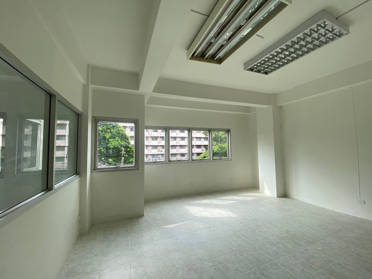 For SaleHome OfficeSathorn, Narathiwat : 💼 Sell with tenant til December 2028
4-Storey Home Office For Sale with Rooftop & Basement | Prime Yen Akat Location – Just 160m from Market Place | Ideal for All Business Types