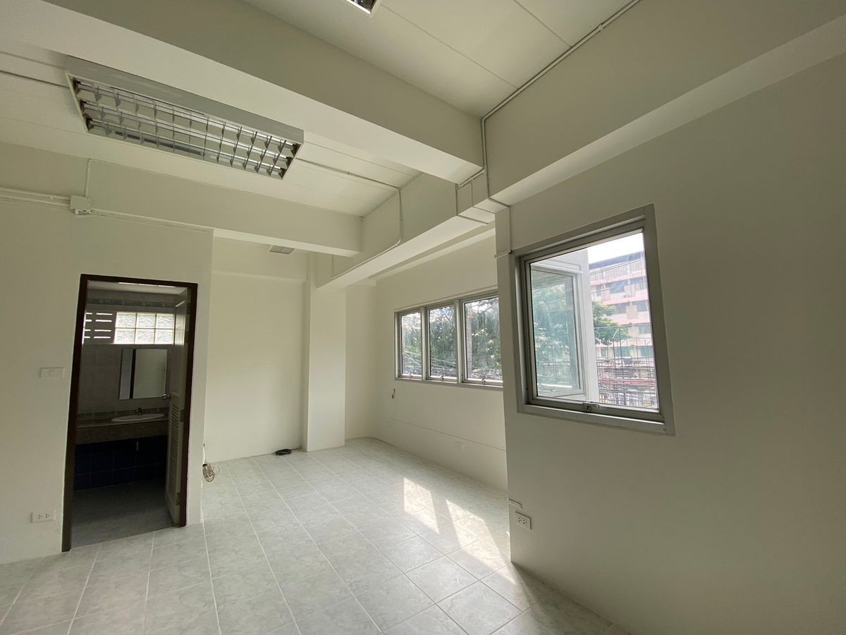 For SaleHome OfficeSathorn, Narathiwat : 💼 Sell with tenant til December 2028
4-Storey Home Office For Sale with Rooftop & Basement | Prime Yen Akat Location – Just 160m from Market Place | Ideal for All Business Types