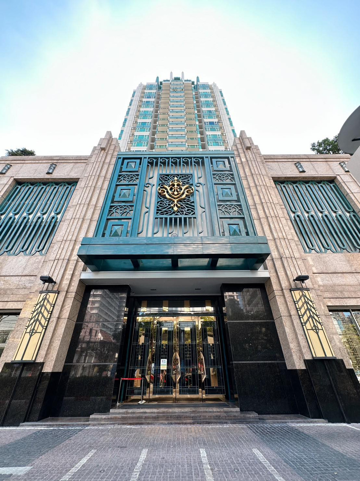 For RentCondoSukhumvit, Asoke, Thonglor : Ivy Thonglor - Sophisticated 2BR for rent with full Equipment & 2 parking spaces | pool view