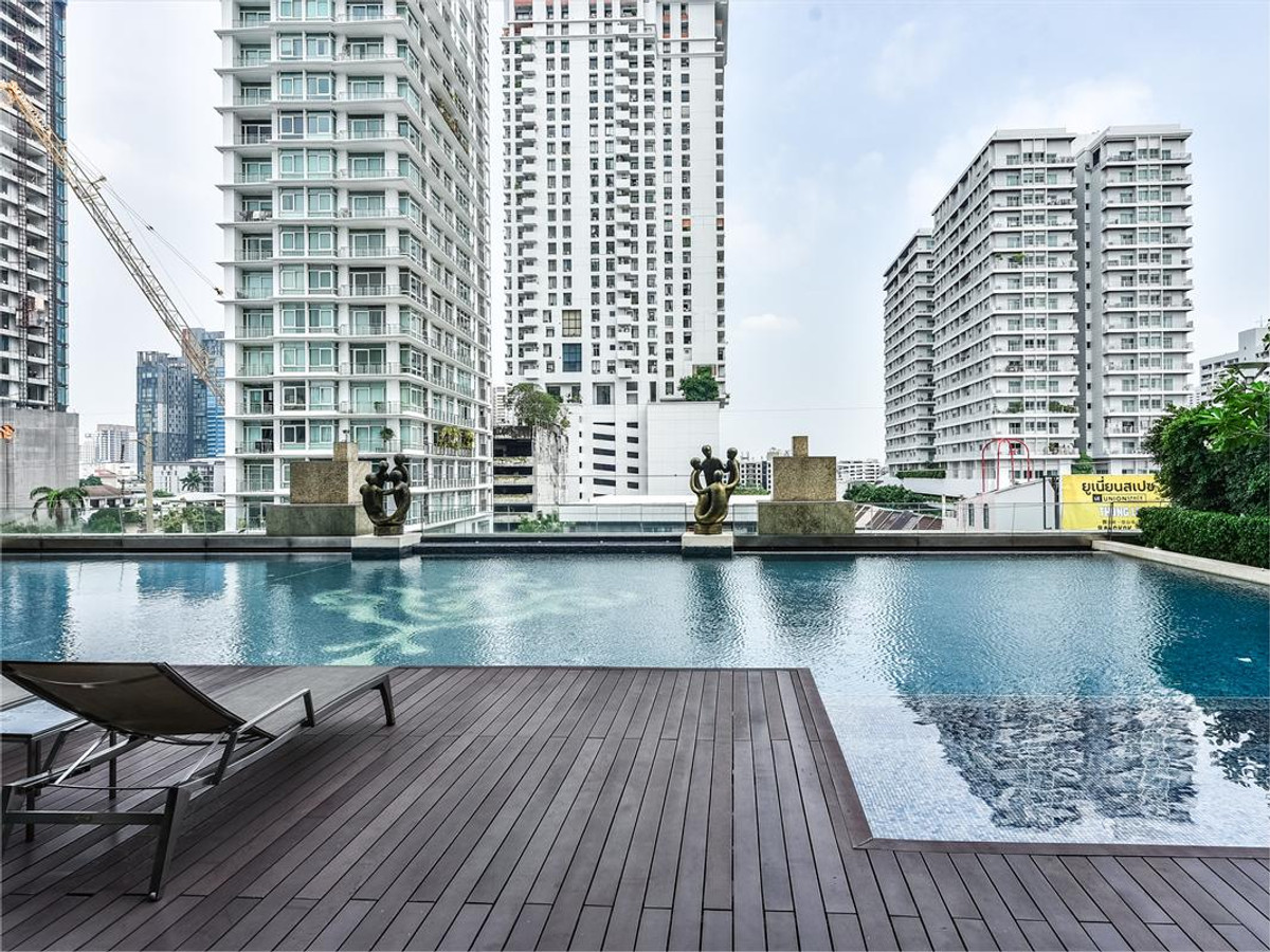 For RentCondoSukhumvit, Asoke, Thonglor : Ivy Thonglor - Sophisticated 2BR for rent with full Equipment & 2 parking spaces | pool view